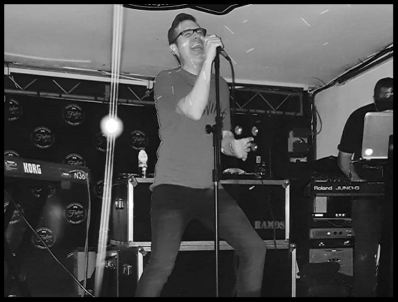 CHRISFELD — Christian Engstfeld cantando en vivo